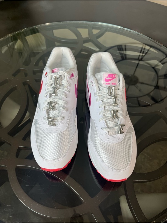 Nike Air Max 1 PRM
Valentine\'s Day White Shoes
Men\'s Size 11 Brand New